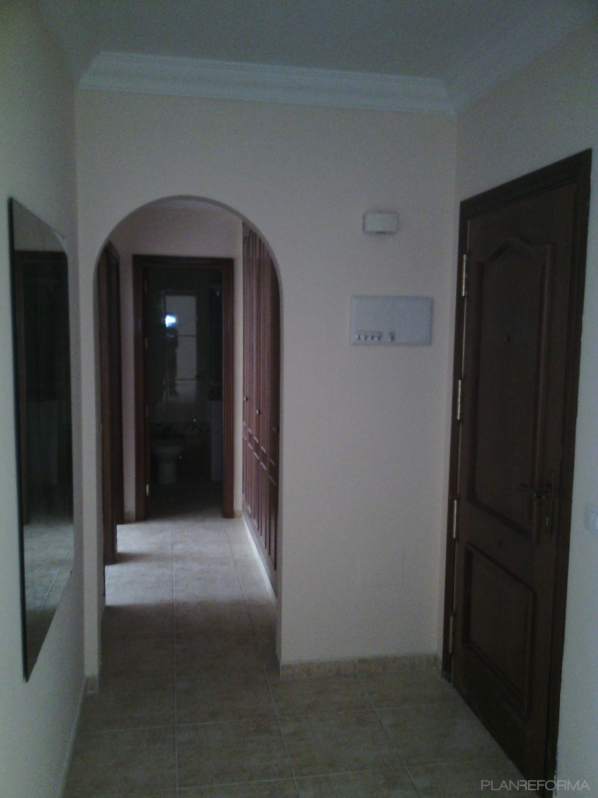 Pasillo Estilo tradicional Color marron, beige, blanco  diseñado por LANCHO | Gremio 