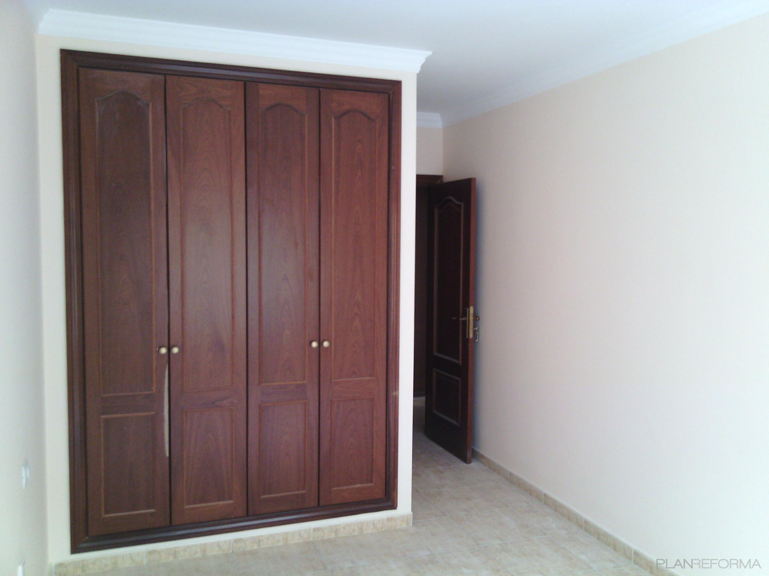 Dormitorio Estilo tradicional Color marron, blanco, gris  diseñado por LANCHO | Gremio 