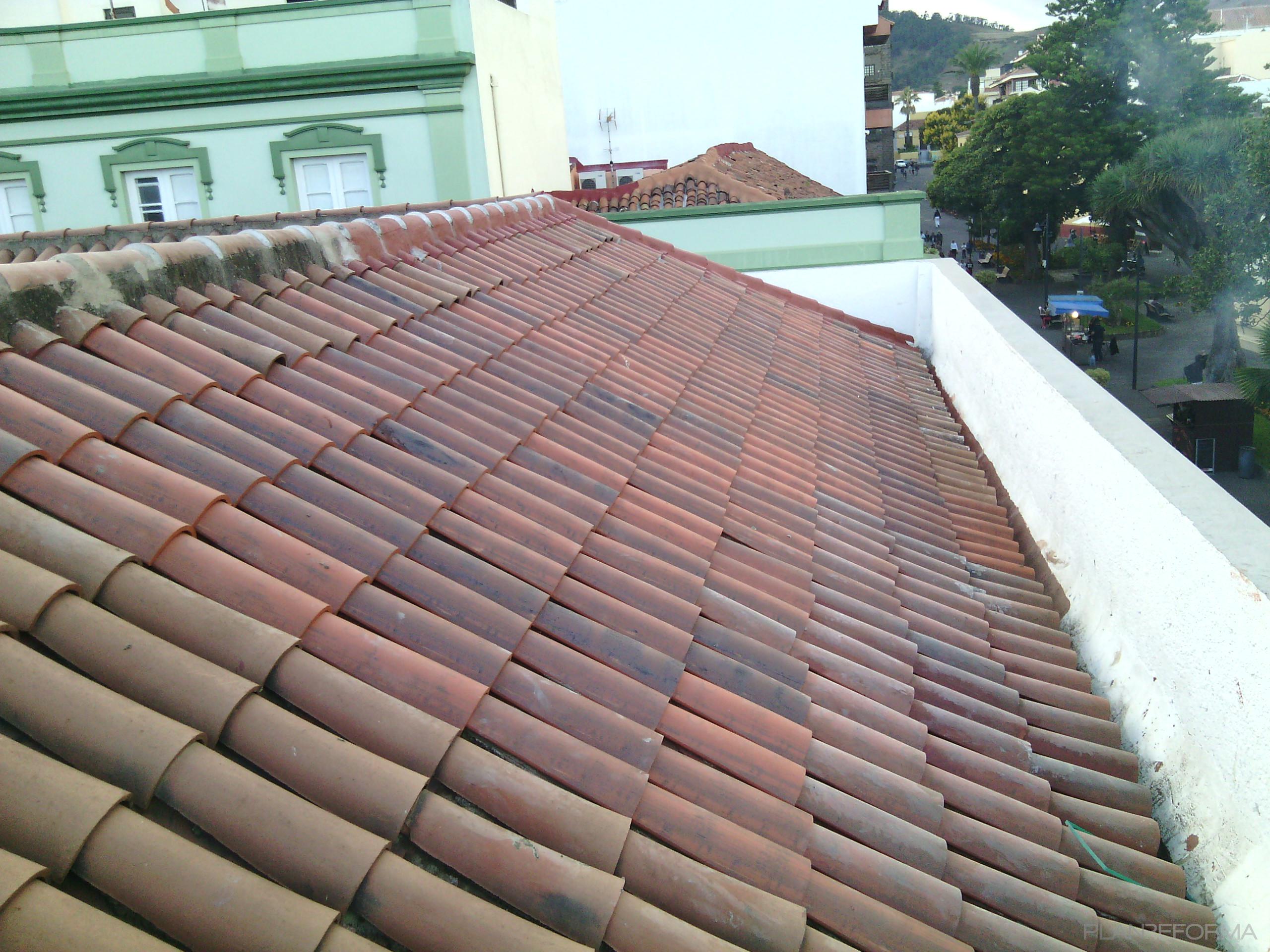 Exterior Estilo tradicional Color marron, blanco  diseñado por LANCHO | Gremio 