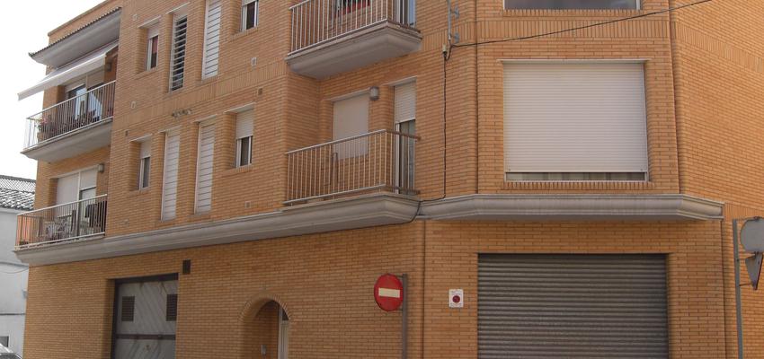 Balcon, Exterior style contemporaneo color ocre, marron, blanco  diseñado por JOSEP LLACUNA ROCA | Arquitecto Técnico 