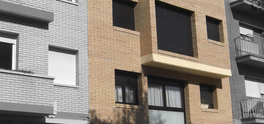 Exterior style contemporaneo color beige, gris, negro  diseñado por JOSEP LLACUNA ROCA | Arquitecto Técnico 