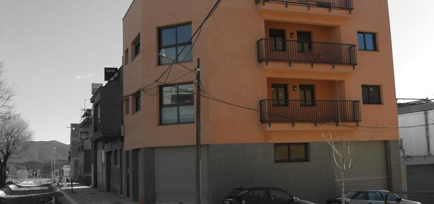 Balcon, Exterior style contemporaneo color ocre, gris, negro  diseñado por JOSEP LLACUNA ROCA | Arquitecto Técnico 