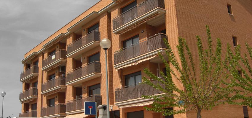 Balcon, Exterior style contemporaneo color ocre, gris  diseñado por JOSEP LLACUNA ROCA | Arquitecto Técnico 