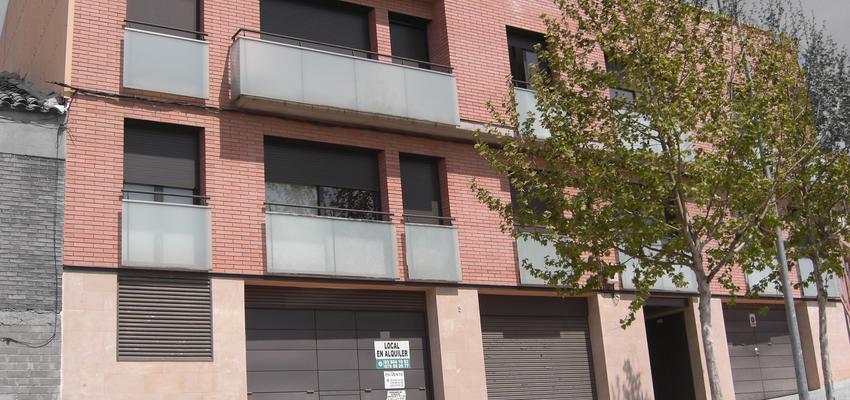 Balcon, Exterior style contemporaneo color rosa, beige, gris  diseñado por JOSEP LLACUNA ROCA | Arquitecto Técnico 