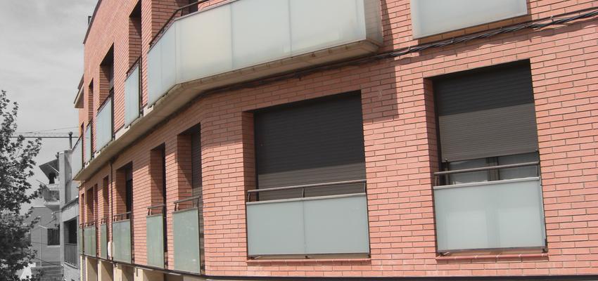 Balcon, Exterior style contemporaneo color rosa, beige, gris  diseñado por JOSEP LLACUNA ROCA | Arquitecto Técnico 