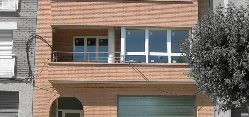 Exterior style contemporaneo color ocre, blanco  diseñado por JOSEP LLACUNA ROCA | Arquitecto Técnico 