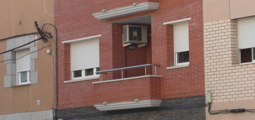 Balcon, Exterior style contemporaneo color rojo, blanco, gris  diseñado por JOSEP LLACUNA ROCA | Arquitecto Técnico 