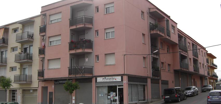 Balcon, Exterior style contemporaneo color rosa, gris  diseñado por JOSEP LLACUNA ROCA | Arquitecto Técnico 