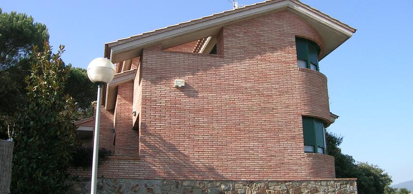 Exterior style contemporaneo color verde, marron, blanco  diseñado por JOSEP LLACUNA ROCA | Arquitecto Técnico 