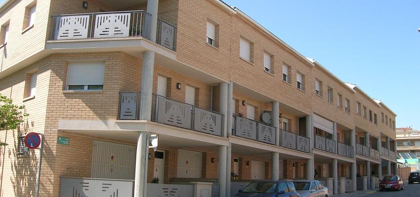Balcon, Exterior style contemporaneo color marron, blanco, gris  diseñado por JOSEP LLACUNA ROCA | Arquitecto Técnico 