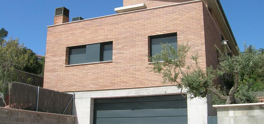 Exterior style moderno color marron, gris  diseñado por JOSEP LLACUNA ROCA | Arquitecto Técnico 