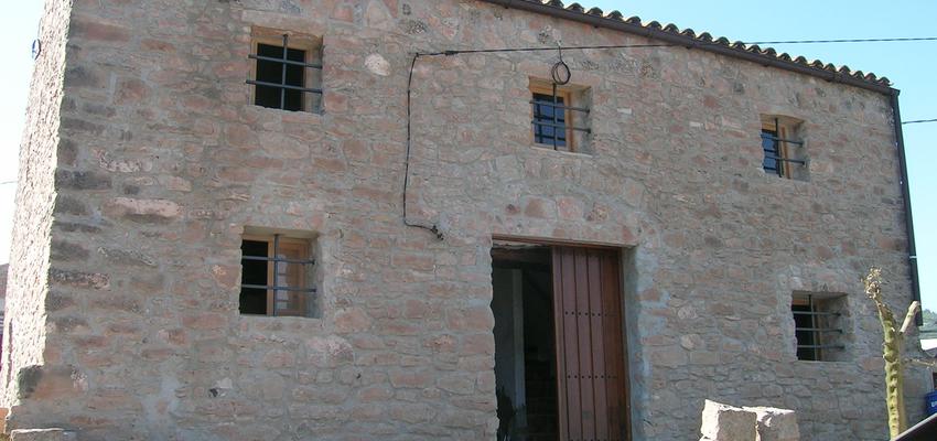 Exterior style rustico color marron, beige  diseñado por JOSEP LLACUNA ROCA | Arquitecto Técnico 