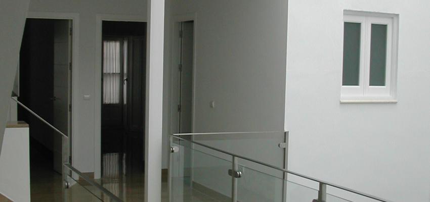 Recibidor, Escalera style contemporaneo color beige, blanco  diseñado por ARQUIPOLIS S.C. | Arquitecto 