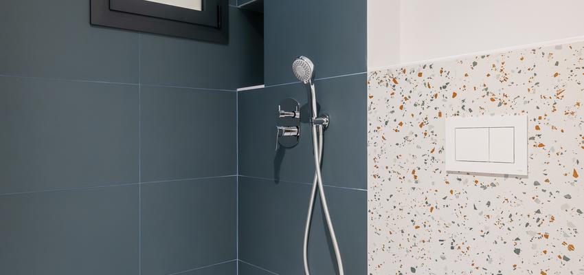 Baño Estilo mediterraneo Color azul oscuro, gris, bronce  diseñado por C+E Arquitectura | Arquitecto 