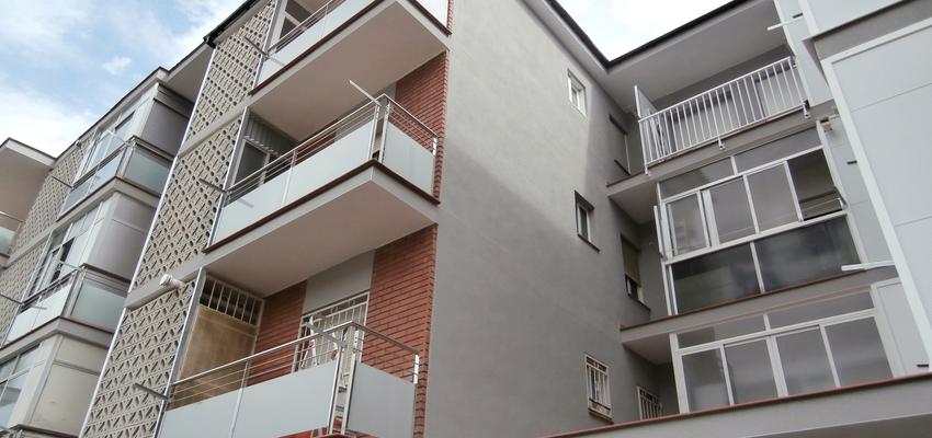 Balcon, Exterior, Galería style tradicional color rosa, blanco, gris  diseñado por MR-ARQUITECTURA TECNICA | Arquitecto Técnico 