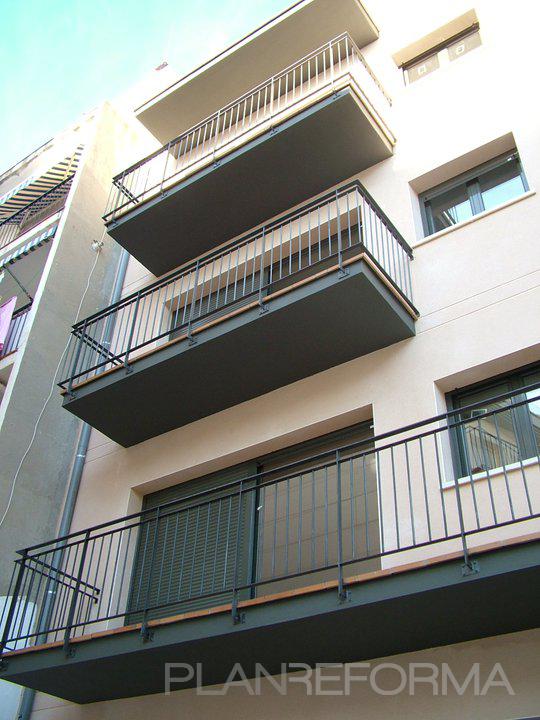 Balcon, Exterior style tradicional color beige, gris  diseñado por MR-ARQUITECTURA TECNICA | Arquitecto Técnico 