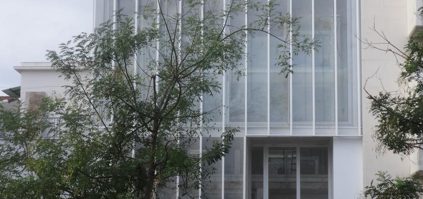 Exterior style moderno color blanco, gris  diseñado por MR-ARQUITECTURA TECNICA | Arquitecto Técnico 