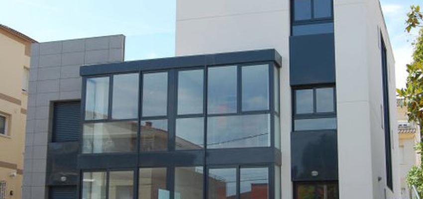 Exterior style moderno color blanco, gris, gris  diseñado por MR-ARQUITECTURA TECNICA | Arquitecto Técnico 