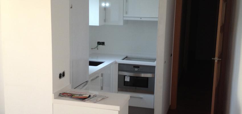 Cocina Estilo moderno Color marron, blanco  diseñado por REVALUE Construcciones y Reformas Integrales | Gremio | Copyright soy el propietario