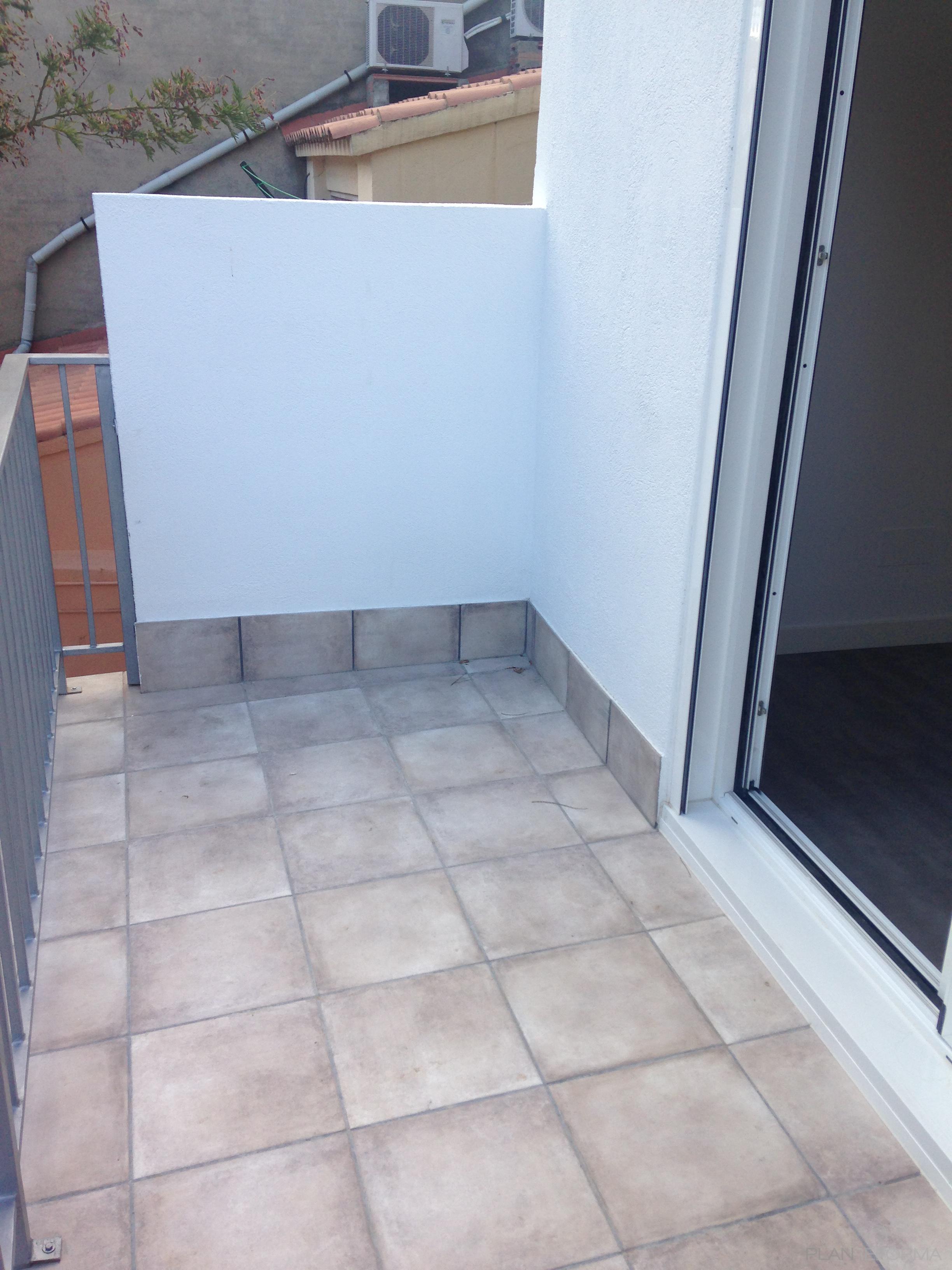 Terraza Estilo moderno Color marron, blanco, gris  diseñado por REVALUE Construcciones y Reformas Integrales | Gremio | Copyright soy el propietario