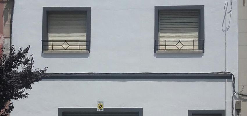 Exterior Estilo clasico Color azul, blanco, gris  diseñado por REVALUE Construcciones y Reformas Integrales | Gremio | Copyright Revalue