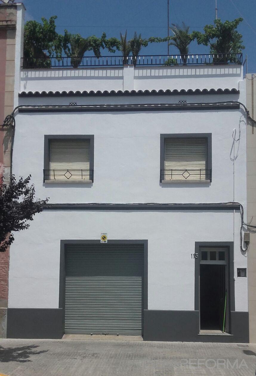 Exterior Estilo clasico Color azul, blanco, gris  diseñado por REVALUE Construcciones y Reformas Integrales | Gremio | Copyright Revalue