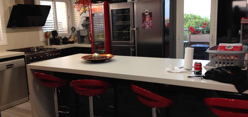 Cocina Estilo moderno Color rojo, blanco, negro  diseñado por REVALUE Construcciones y Reformas Integrales | Gremio | Copyright Revalue