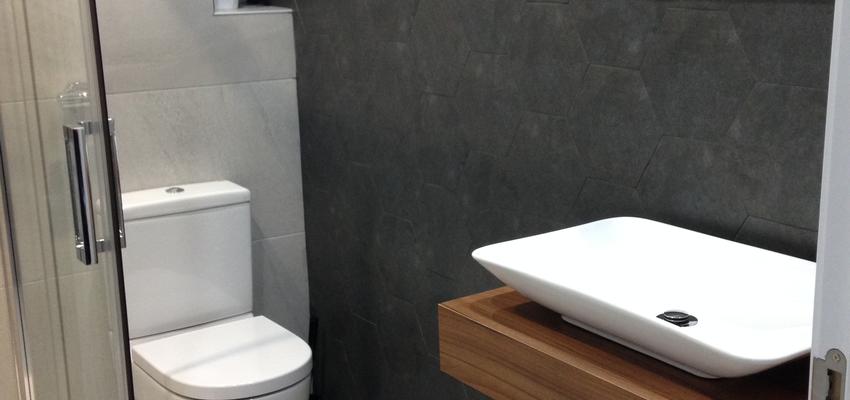 Baño Estilo moderno Color marron, blanco, gris  diseñado por REVALUE Construcciones y Reformas Integrales | Gremio | Copyright Revalue