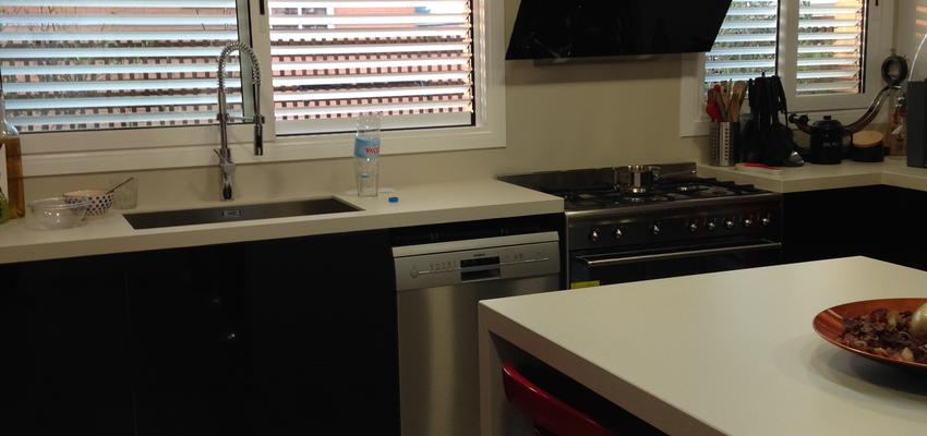 Cocina Estilo moderno Color marron, blanco  diseñado por REVALUE Construcciones y Reformas Integrales | Gremio | Copyright Revalue