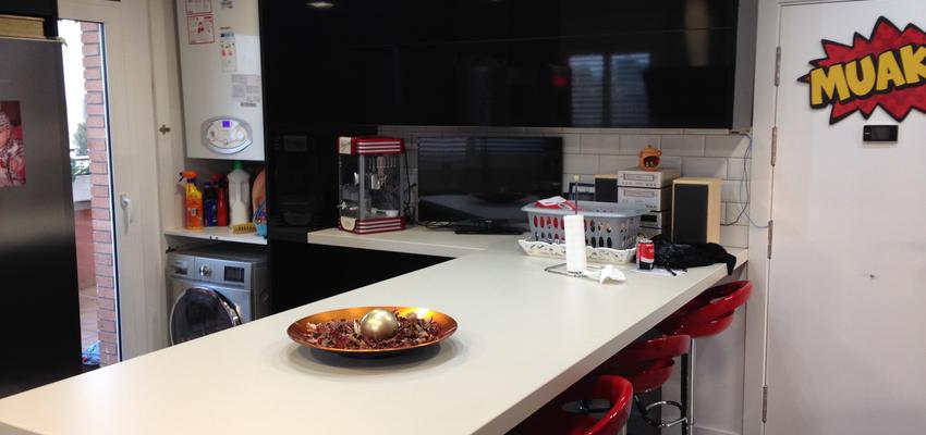 Cocina Estilo moderno Color rojo, blanco, negro  diseñado por REVALUE Construcciones y Reformas Integrales | Gremio | Copyright Revalue