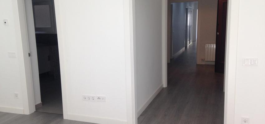 Comedor, Pasillo, Salon Estilo clasico Color blanco, gris  diseñado por REVALUE Construcciones y Reformas Integrales | Gremio | Copyright Revalue