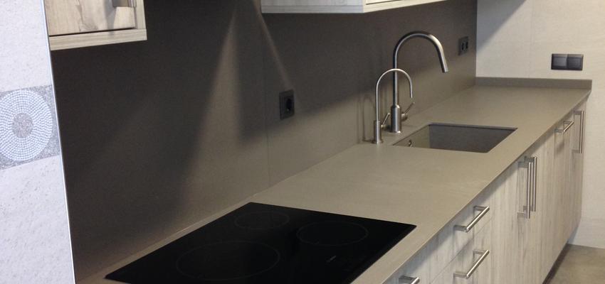 Cocina Estilo clasico Color beige, marron, gris  diseñado por REVALUE Construcciones y Reformas Integrales | Gremio | Copyright Revalue