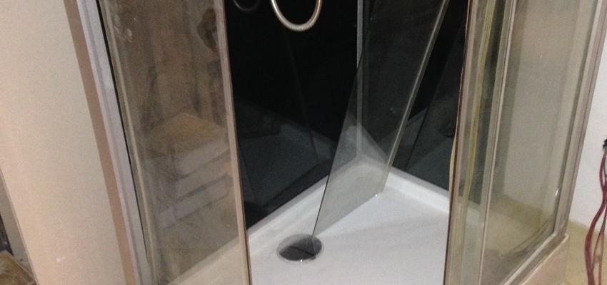 Baño Estilo clasico Color beige, blanco  diseñado por REVALUE Construcciones y Reformas Integrales | Gremio | Copyright Revalue