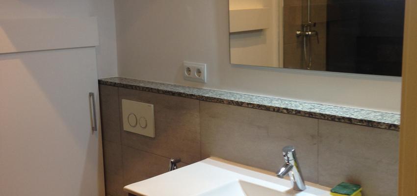 Baño Estilo clasico Color marron, marron, blanco  diseñado por REVALUE Construcciones y Reformas Integrales | Gremio | Copyright Revalue