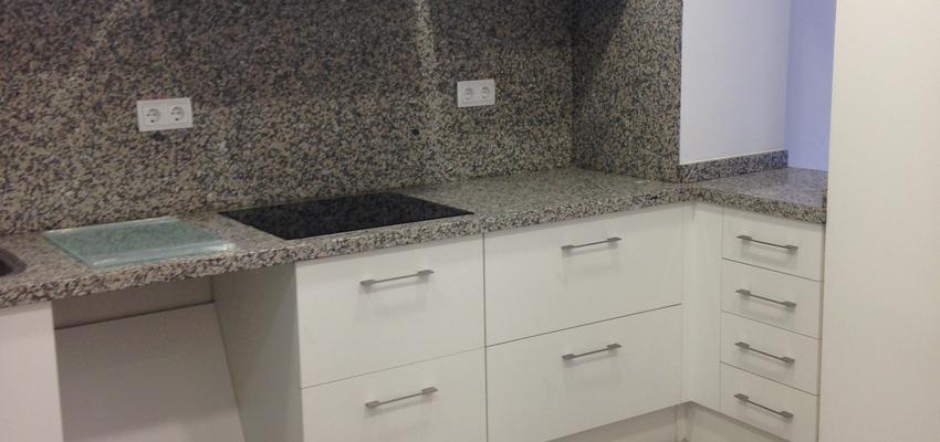 Cocina Estilo clasico Color marron, blanco, gris  diseñado por REVALUE Construcciones y Reformas Integrales | Gremio | Copyright Revalue