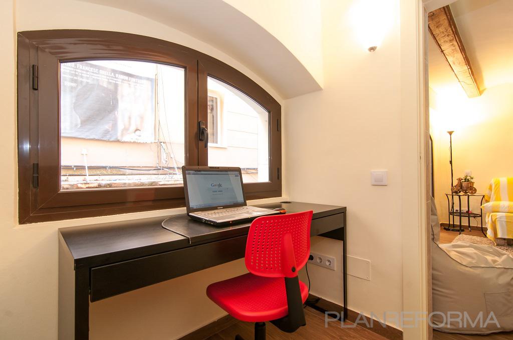Estudio, Loft style contemporaneo color rojo, marron, marron, blanco, negro  diseñado por Jonathan | Gremio 