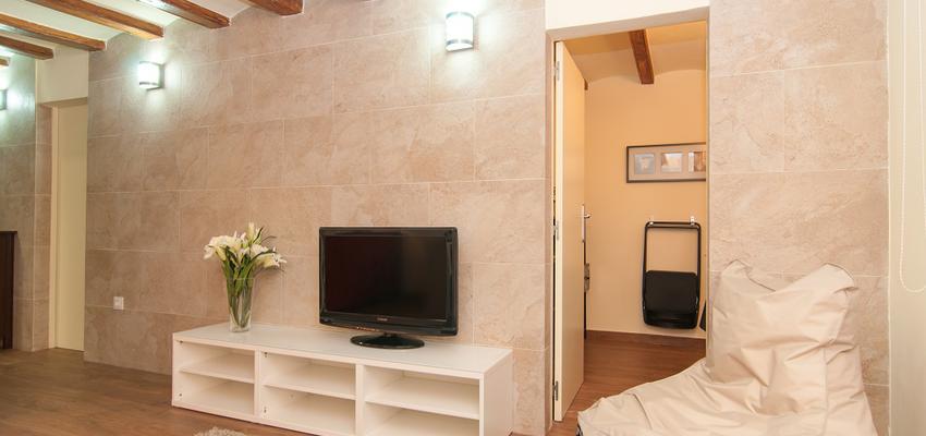 Sala de la TV, Salon style contemporaneo color marron, beige, marron, beige, blanco  diseñado por Jonathan | Gremio 