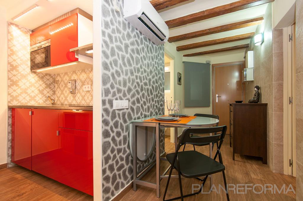 Pasillo, Loft style contemporaneo color rojo, marron, marron, gris, gris  diseñado por Jonathan | Gremio 