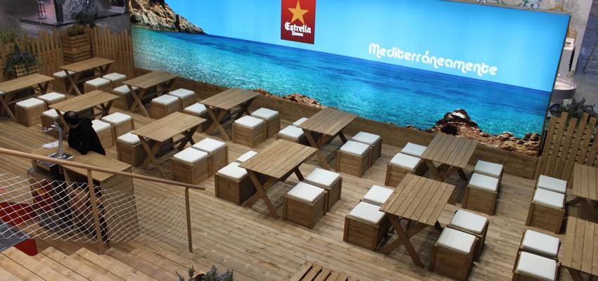 Terraza, Cafeteria, Bar Estilo mediterraneo Color rojo, azul cielo, beige  diseñado por WENNBERG | Arquitecto | Copyright WENNBERG