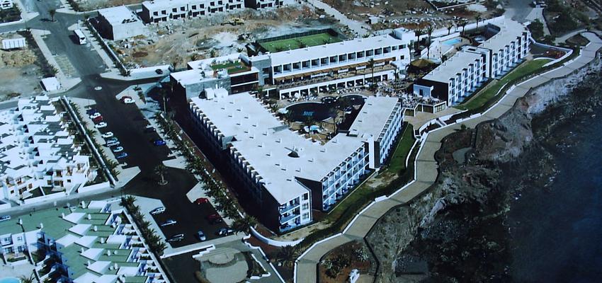 Exterior, Hotel style contemporaneo color azul, negro  diseñado por Victor Casado | Arquitecto | Copyright Foto aérea cortesía de la constructora.