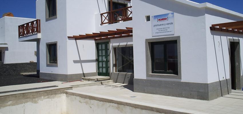 Exterior style contemporaneo color marron, blanco, gris  diseñado por Victor Casado | Arquitecto 