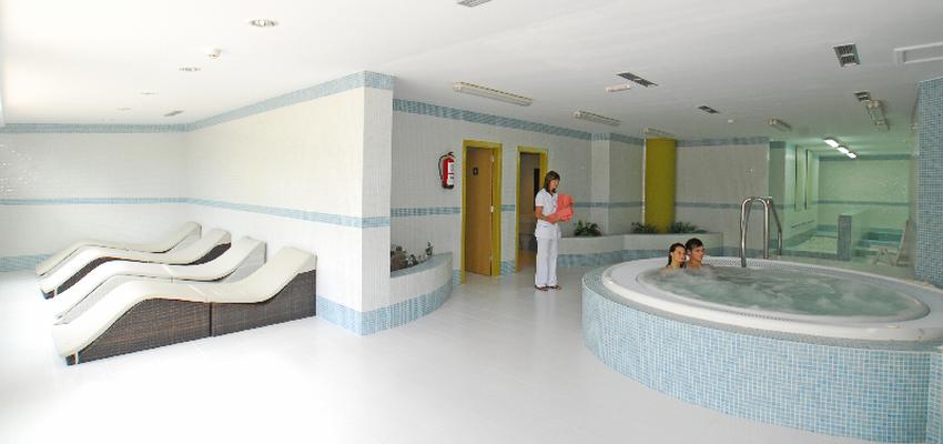 SPA style contemporaneo color azul cielo, blanco  diseñado por Victor Casado | Arquitecto | Copyright Foto de Angel Luis Alday para la promotora.