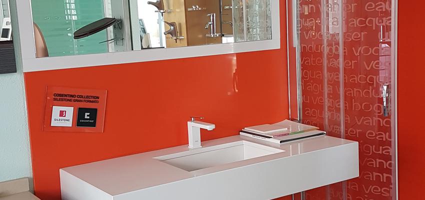 Baño Estilo moderno Color rojo, rosa, marron  diseñado por TU TIENDA DE REFORMAS | Gremio 
