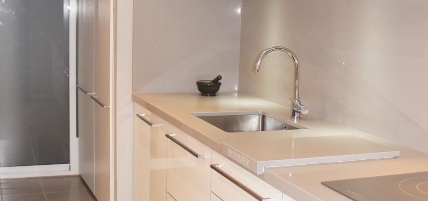 Cocina Estilo contemporaneo Color beige, marron, blanco  diseñado por Nuvart | Interiorista 