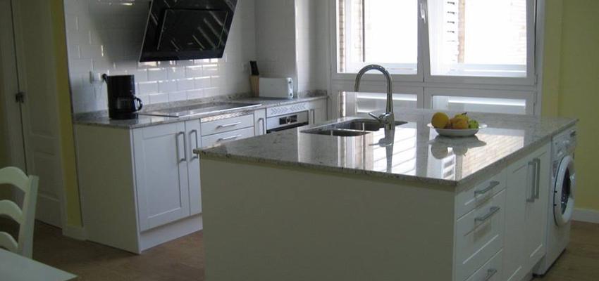 Cocina style contemporaneo color blanco  diseñado por Nines Díaz | Interiorista | Copyright DISEÑA HABILITA S.L.