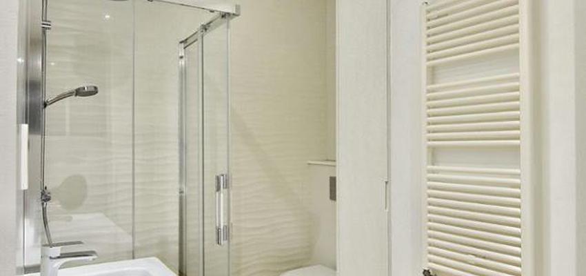 Baño Estilo contemporaneo Color plateado  diseñado por Nines Díaz | Interiorista | Copyright DISEÑA HABILITA S.L.