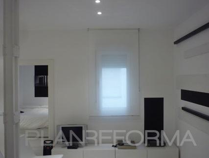 Sala de la TV, Salon Estilo moderno Color blanco, gris, gris, negro  diseñado por Habitium | Arquitecto Técnico 