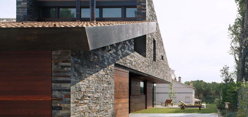 Patio, Exterior Estilo rustico Color verde, marron, blanco, gris, gris, negro  diseñado por Habitium | Arquitecto Técnico 