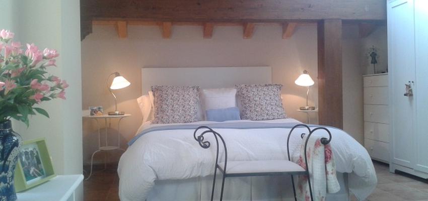 Dormitorio style rustico color marron, beige, beige, marron, blanco  diseñado por Fabiola Decoración e Interiorismo | Decorador | Copyright propietaria y diseñadora