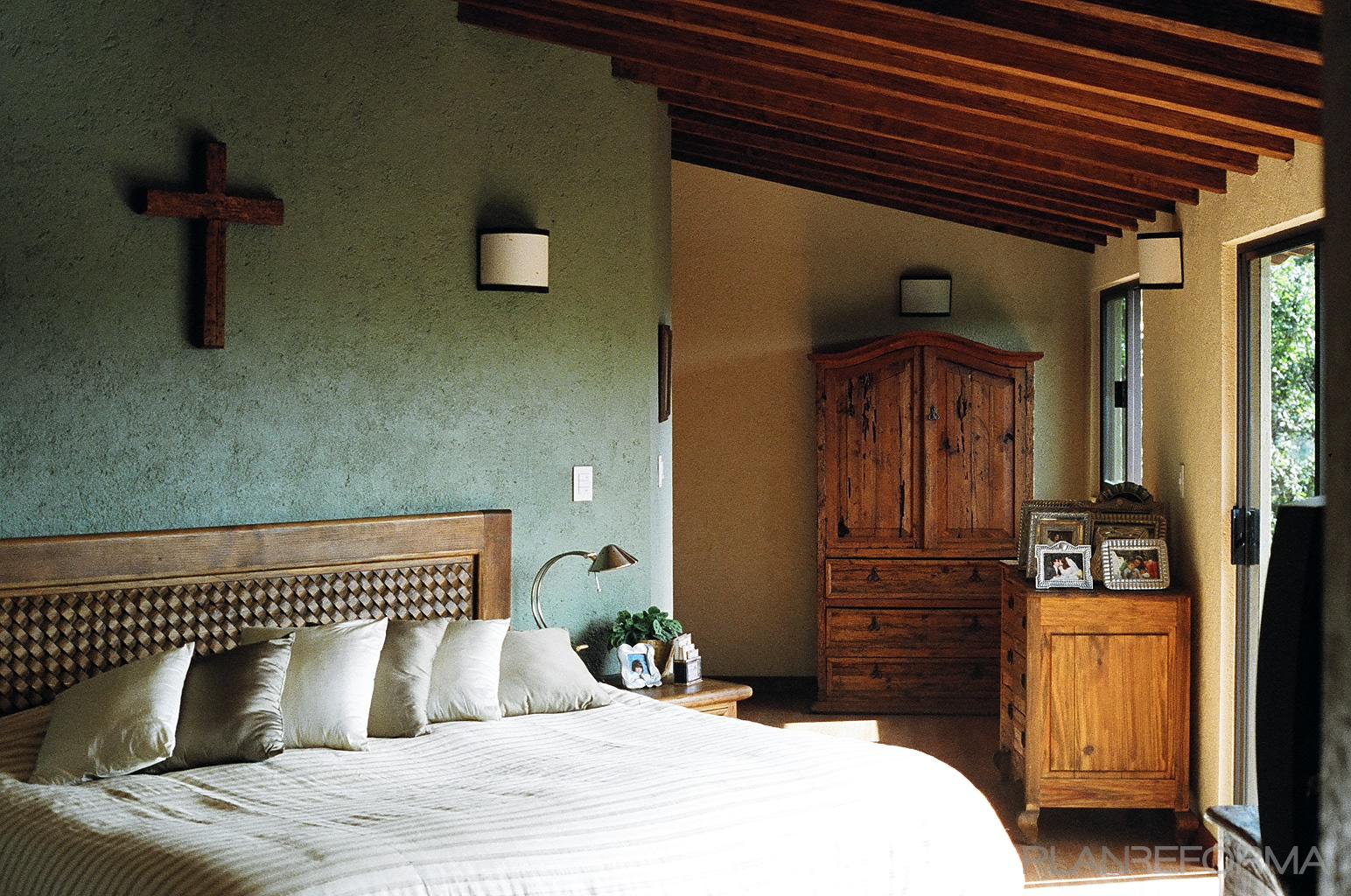 Dormitorio style rustico color marron, verde, beige, blanco, gris  diseñado por Fabiola Decoración e Interiorismo | Decorador | Copyright diseñadora y propietaria